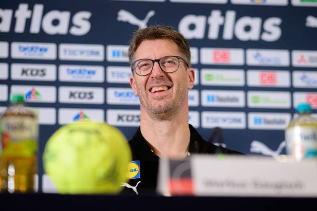 Handball, Frauen WM, Deutschland - Pressekonferenz Trainer Markus Gaugisch (Deutschland) lachend laechelnd gut gelaunt grinst grinsend Dortmund Nordrhein-Westfalen Deutschland