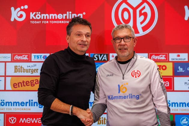 Vorstellung Urs Fischer, 1. FSV Mainz 05, Mainz, 08.12.2025 Christian Heidel (1. FSV Mainz 05, Head of & Communications) und der neue Cheftrainer Urs Fischer (1. FSV Mainz 05) reichen sich die Hand; Pressekonferenz zur Vorstellung des neuen Cheftrainers Urs Fischer des 1. FSV Mainz 05 Copyright: xBEAUTIFULxSPORTS Hahnex