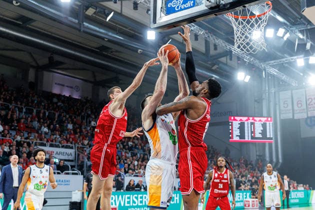Richard Balint (BMA365 Bamberg Baskets, 11), Owen Klassen (Rostock Seawolves, 29), Ejiofor Onu (BMA365 Bamberg Baskets, 35), BMA365 Bamberg Baskets vs. Rostock Seawolves, Basketball, easyCredit BBL, 9. Spieltag, 08.12.2025 BMA365 Bamberg Baskets vs. Rostock Seawolves, Basketball, easyCredit BBL, 9. Spieltag, 08.12.2025 Bamberg Copyright: xEibner-Pressefoto G.xSantemizx EP_EER