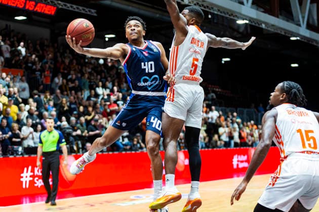 09.12.2025, xomx, Basketball EuroCup 2025, Niners Chemnitz - Panionios Athen v.l. JAYLEN HANDS (Panionios Cosmorama Travel Athens) am Ball im Zweikampf mit Corey Davis Jr. (Niners Chemnitz). Tyron Brewer (Niners Chemnitz) Chemnitz