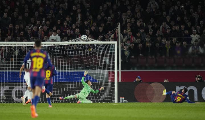 09.12.2025, xslx, Fussball UEFA Champions League, FC Barcelona, Barca - Eintracht Frankfurt v.l. Michael Zetterer (Eintracht Frankfurt),Robert Lewandowski (FC Barcelona) Goal scored, erzielt das Tor zum ABSEITS Barcelona