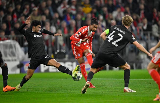 Zweikampf, Aktion Michael Olise FC Bayern Muenchen FCB (17) gegen Joao Simoes Sporting Lissabon SCP (52) Morten Hjulmand Sporting Lissabon SCP (42) FC Bayern Muenchen FCB vs Sporting Lissabon SCP Spieltag 6 09.12.2025 DFL REGULATIONS PROHIBIT ANY USE OF PHOTOGRAPHS AS IMAGE SEQUENCES AND OR QUASI-VIDEO FC Bayern Muenchen FCB vs Sporting Lissabon SCPn