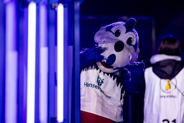 Hamburg, 3. Dezember 2025 - Fußball, DFB-Pokal 2025 26, Hamburger SV - Holstein Kiel: HSV-Maskottchen Dino Hermann DFL REGULATIONS PROHIBIT ANY USE OF PHOTOGRAPHS AS IMAGE SEQUENCES AND OR QUASI-VIDEO.