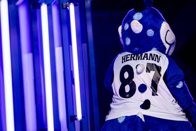 Hamburg, 3. Dezember 2025 - Fußball, DFB-Pokal 2025 26, Hamburger SV - Holstein Kiel: HSV-Maskottchen Dino Hermann DFL REGULATIONS PROHIBIT ANY USE OF PHOTOGRAPHS AS IMAGE SEQUENCES AND OR QUASI-VIDEO.