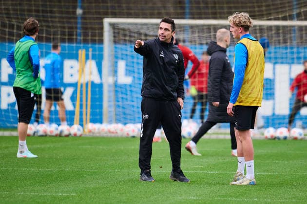 10.12.2025, Fußball, Herren, 2.BL, Saison 2025 2026, Training Holstein Kiel Trainer Marcel Rapp im Coaching mit Caspar Medlin Kiel, Projensdorf Projensdorf, Trainigsplatz, Rase Schleswig-Holstein Deutschland