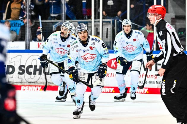 Torjubel, Jubel, Freude bei Torschütze Austin Ortega (Dresdner Eislöwen, 8) Alec McCrea (Dresdner Eislöwen, 3) Trevor Parkes (Dresdner Eislöwen, 84) Emil Johansson (Dresdner Eislöwen, 57), GER, Iserlohn Roosters vs. Dresdner Eislöwen, Eishockey, Penny-DEL, 27. Spieltag, Spielzeit 2025 2026, 12.12.2025, GER, Iserlohn Roosters vs. Dresdner Eislöwen, Eishockey, Penny-DEL, 27. Spieltag, Spielzeit 2025 2026, 12.12.2025 Iserlohn Copyright: xJonasxBrockmann Eibner-Pressefotx EP_JBN
