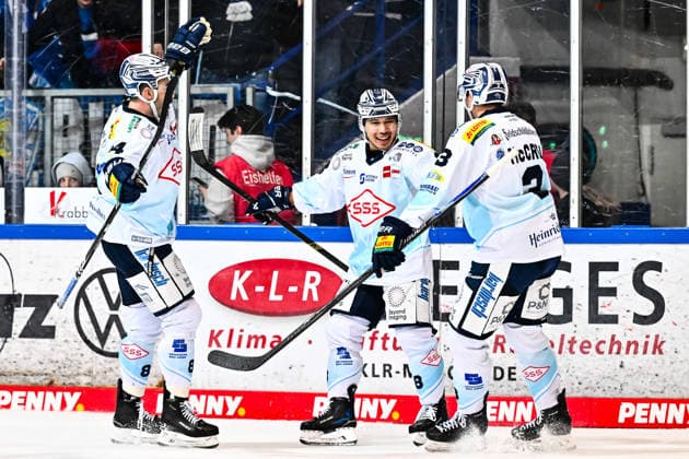 Torjubel, Jubel, Freude bei Torschütze Austin Ortega (Dresdner Eislöwen, 8) Alec McCrea (Dresdner Eislöwen, 3) Trevor Parkes (Dresdner Eislöwen, 84), GER, Iserlohn Roosters vs. Dresdner Eislöwen, Eishockey, Penny-DEL, 27. Spieltag, Spielzeit 2025 2026, 12.12.2025, GER, Iserlohn Roosters vs. Dresdner Eislöwen, Eishockey, Penny-DEL, 27. Spieltag, Spielzeit 2025 2026, 12.12.2025 Iserlohn Copyright: xJonasxBrockmann Eibner-Pressefotx EP_JBN