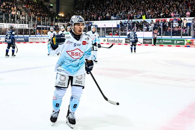 Torjubel, Jubel, Freude bei Torschütze Austin Ortega (Dresdner Eislöwen, 8), GER, Iserlohn Roosters vs. Dresdner Eislöwen, Eishockey, Penny-DEL, 27. Spieltag, Spielzeit 2025 2026, 12.12.2025, GER, Iserlohn Roosters vs. Dresdner Eislöwen, Eishockey, Penny-DEL, 27. Spieltag, Spielzeit 2025 2026, 12.12.2025 Iserlohn Copyright: xJonasxBrockmann Eibner-Pressefotx EP_JBN