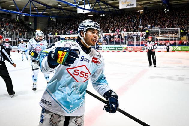 Torjubel, Jubel, Freude bei Torschütze Austin Ortega (Dresdner Eislöwen, 8), GER, Iserlohn Roosters vs. Dresdner Eislöwen, Eishockey, Penny-DEL, 27. Spieltag, Spielzeit 2025 2026, 12.12.2025, GER, Iserlohn Roosters vs. Dresdner Eislöwen, Eishockey, Penny-DEL, 27. Spieltag, Spielzeit 2025 2026, 12.12.2025 Iserlohn Copyright: xJonasxBrockmann Eibner-Pressefotx EP_JBN