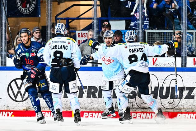 Torjubel, Jubel, Freude bei Torschütze Austin Ortega (Dresdner Eislöwen, 8) Trevor Parkes (Dresdner Eislöwen, 84) Drew Leblanc (Dresdner Eislöwen, 9), GER, Iserlohn Roosters vs. Dresdner Eislöwen, Eishockey, Penny-DEL, 27. Spieltag, Spielzeit 2025 2026, 12.12.2025, GER, Iserlohn Roosters vs. Dresdner Eislöwen, Eishockey, Penny-DEL, 27. Spieltag, Spielzeit 2025 2026, 12.12.2025 Iserlohn Copyright: xJonasxBrockmann Eibner-Pressefotx EP_JBN