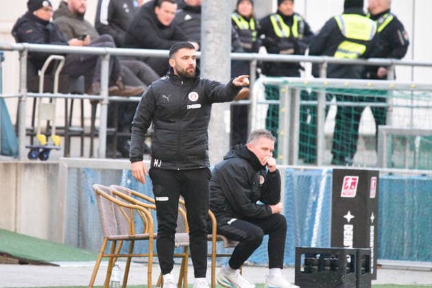 Fußball I Herren I Saison 2025 2026 I Regionalliga Nord I 16. Spieltag I Hamburger SV II U21, U 21 - FC St. Pauli II (U23) I 13.12.2025 Max Janta (FCSP, Co-Trainer) (Nur zur redaktionellen Nutzung.) Hamburg Stadion Hoheluft, Lokstedter Steindamm 87 Hamburg Deutschland Copyright: xLobeca RobertoxSeidelx