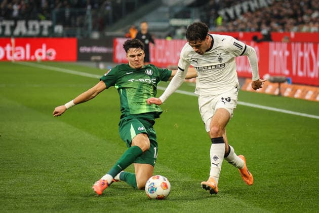 1. Fussball Bundesliga, Borussia Mönchengladbach vs. VfLWolfsburg, 13.12.2025 Jenson Seelt (VfL Wolfsburg 14) grätscht gegen Giovanni Reyna (Borussia Mönchengladbach 13) -- 1. Fussball Bundesliga, Borussia Mönchengladbach vs. VfLWolfsburg, 13.12.2025, Borussia-Park Mönchengladbach -- DFL REGULATIONS PROHIBIT ANY USE OF PHOTOGRAPHS AS IMAGE SEQUENCES AND OR Q?UASI-VIDEO. Copyright: xBEAUTIFULxSPORTS Derixx