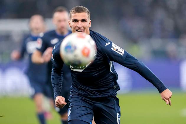 Grischa Prömel (Hoffenheim, 6), am Ball, Einzelbild, Einzelfoto, Aktion, Action, 13.12.2025, Sinsheim (Deutschland), Fussball, Bundesliga, TSG 1899 Hoffenheim - Hamburger SV, DFB DFL REGULATIONS PROHIBIT ANY USE OF PHOTOGRAPHS AS IMAGE SEQUENCES AND OR QUASI-VIDEO.