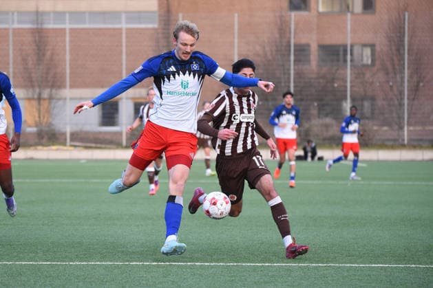 Fußball I Herren I Saison 2025 2026 I Regionalliga Nord I 16. Spieltag I Hamburger SV II U21, U 21 - FC St. Pauli II (U23) I 13.12.2025 Lukas Leonard Bornschein ( 4, HSV, Teamkapitän), Haron Sabah ( 17, FCSP) (Nur zur redaktionellen Nutzung.) Hamburg Stadion Hoheluft, Lokstedter Steindamm 87 Hamburg Deutschland Copyright: xLobeca RobertoxSeidelx