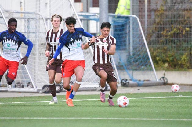 Fußball I Herren I Saison 2025 2026 I Regionalliga Nord I 16. Spieltag I Hamburger SV II U21, U 21 - FC St. Pauli II (U23) I 13.12.2025 Omar Abdel Megeed ( 22, HSV, von 1. Herren), Nick Schmidt ( 28, FCSP) (Nur zur redaktionellen Nutzung.) Hamburg Stadion Hoheluft, Lokstedter Steindamm 87 Hamburg Deutschland Copyright: xLobeca RobertoxSeidelx
