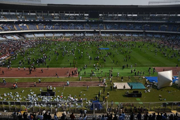 KOLKATA, INDIA - DECEMBER 13: Angry fans vandalise banners, throw bottles, ripped up seats and threw them on the pitch after Argentina football star Lionel Messi s early departure from the Salt Lake Stadium during his India Tour, on December 13, 2025 in Kolkata, India. Football fans were angry that, despite buying tickets at steep prices, they were not even able to catch a glimpse of their favourite star. Lionel Messi is on his G.O.A.T. India tour 2025, and he arrived in Kolkata in the early hours of Saturday (December 13, 2025). (Photo by Samir Jana Hindustan Times ) Argentina Football Star Lionel Messi Visits Kolkata: Upset Fans Vandalise Salt Lake Stadium