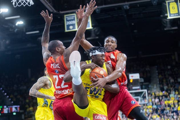 Oldenburg, Niedersachsen, DEU, 14.12.2025, Brian Fobbs (Mitte, EWE Baskets Oldenburg), Isiaha Mike (links, FC Bayern München Basketball) und David McCormack (rechts, FC Bayern München Basketball). EWE Baskets Oldenburg vs. FC Bayern München Basketball. 1. Basketball-Bundesliga Saison 2025 2026, 10. Spieltag, Grosse EWE Arena. EWE Baskets Oldenburg vs. FC Bayern München Basketball