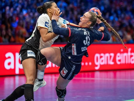 Thale Rushfeldt Deila (Norwegen, 33) im Zweikampf mit Aimee von Pereira (Deutschland, 49), Deutschland vs. Norwegen, Handball, Weltmeisterschaft, Frauen, Spielzeit 2025 2026, 14.12.2025, Deutschland vs. Norwegen, Handball, Weltmeisterschaft, Frauen, Spielzeit 2025 2026, 14.12.2025 Rotterdam Copyright: xEibner-Pressefoto MichaelxSchmidx EP_MST