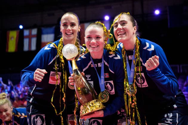 251214 Thale Rushfeldt Deila, Anniken Wollik and Selma HelÃ n Henriksen of Norway celebrate after winning in the IHF Women s World Championship, WM, Weltmeisterschaft final between Germany and Norway on December 14, 2025 in Rotterdam. Photo: Joel Marklund BILDBYRAN kod JM JM0758 bbeng handball handboll handball vm handball-vm handbolls-vm ihf handball world championship world handball championship 2025 world championship 2025 final tyskland norway norge germany dam jubel Copyright: JOELxMARKLUND BB251214JM119