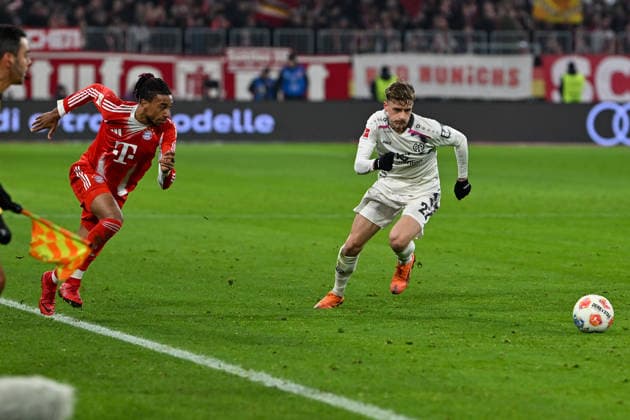 GER, Bayern, Muenchen, Fussball, FC Bayern Muenchen - 1. FSV Mainz 05, in der Allianz Arena, Muenchen, Bundesliga, 14. Spieltag, 14.12.25, v.l. Michael Akpovie Olise (FC Bayern Muenchen, 17), Nikolas Veratschnig (1.FSV Mainz 05, 22), zweikampf um den Ball, im Angriff DFL DFB regulations prohibit any use of photographs as image sequences and or quasi-video, Copyright: HMB-Media MichaelxNibel