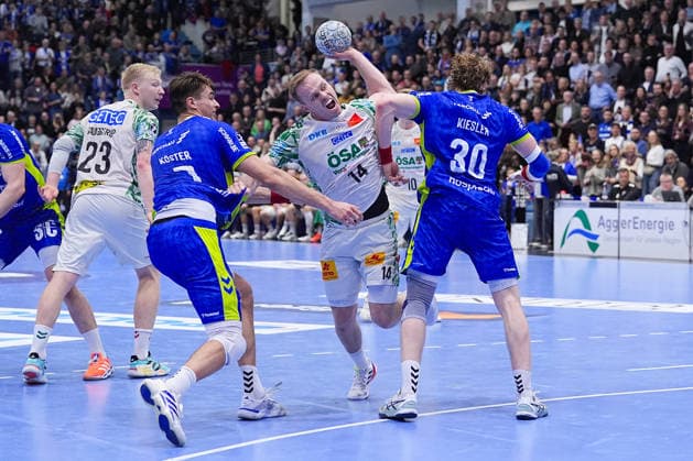 14.12.2025, xydrx, Handball, 1.HBL, VfL Gummersbach - SC Magdeburg, Schwalbe-Arena: Omar Ingi Magnusson (SC Magdeburg 14) im Zweikampf gegen Julian Koester (VfL Gummersbach 7) und Tom Kiesler (VfL Gummersbach 30) Photo: xYannisxDreimannxPressefotoKochx Nordrhein-Westfahlen Deutschland