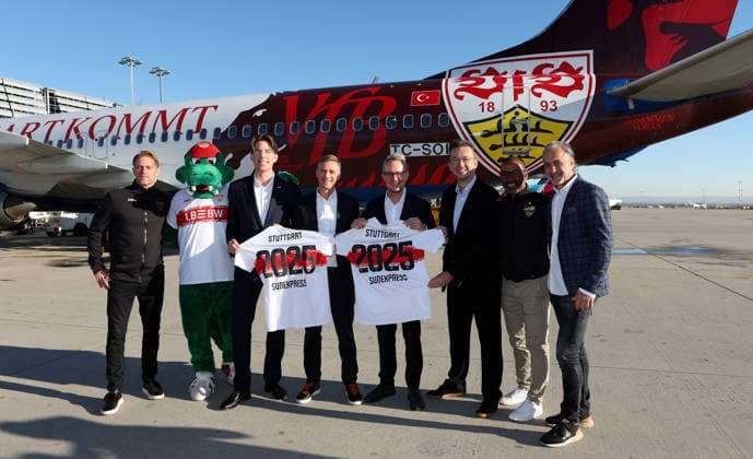 BAU 15.12.2025 Stuttgart Fußball VfB Stuttgart Empfang Flugzeug VfBExpress, v.l. Timo Hildebrand, Maskottchen Fritzle, Ulrich Heppe (Flughafenchef), Max Kownatzki (CEO Sunexpress), Vorstandsvorsitzender Alexander Wehrle (VfB), Helmut Wölfel (CCO Sunexpress), Cacau und Maurizio Gaudino