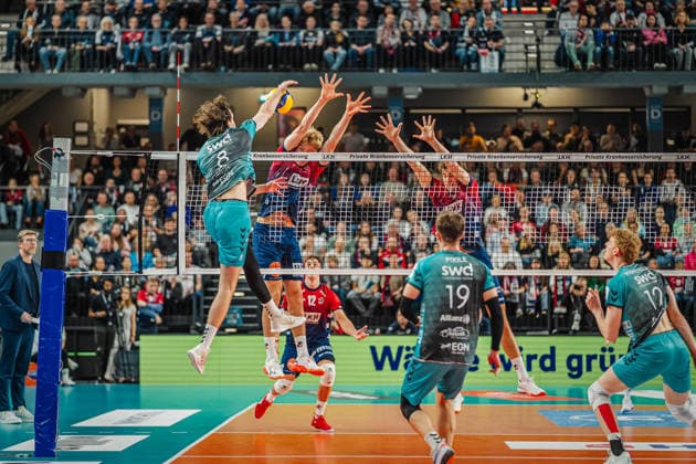 Volleyball Herren Saison 2025 2026 Zoi DVV-Pokal-Halbfinale SVG Lüneburg vs. SWD powervolleys Düren 16.12.2025 Robin Baghdaday ( 8 SWD powervolleys Düren) gegen den Block von Axel Enlund ( 17 SVG Lüneburg) und Joscha Kunstmann ( 7 SVG Lüneburg)