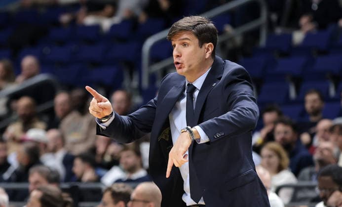 Trainer Pedro Calles gibt Anweisungen Aktion Oberkörper Basketball Champions League CL Herren Saison 2025 2026 16.12.2025 ALBA Berlin vs. BC Sabah Baku