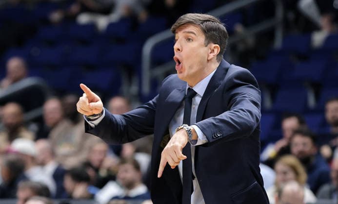 Trainer Pedro Calles gibt Anweisungen Aktion Oberkörper Basketball Champions League CL Herren Saison 2025 2026 16.12.2025 ALBA Berlin vs. BC Sabah Baku