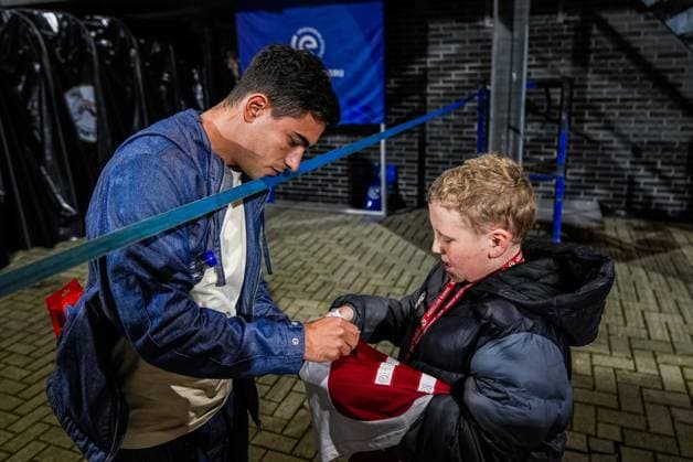 ROTTERDAM , 17-12-2025 , Sparta stadium ˜Het Kasteel™ , season 2025 2026 , Dutch KNVB Beker football , match between Excelsior Maasluis and Ajax , picture shows Ajax player Lucas Rosa signs a shirt Excelsior Maassluis - Ajax (cup)  x200242153x Copyright: