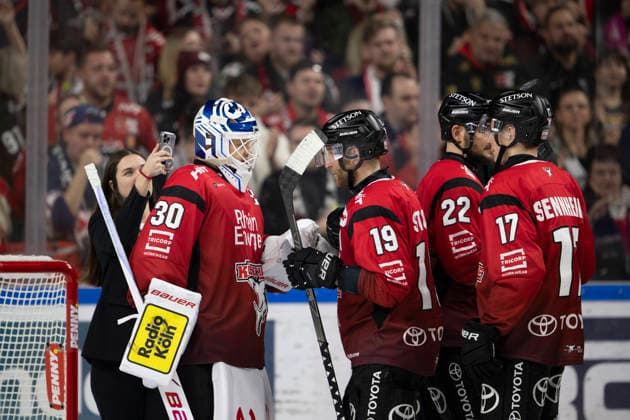 PENNY DEL; Kölner Haie - Grizzly Wolfsburg; Köln, 18.12.2025 Janne Juvonen (Kölner Haie, Torwart, 30); Frederik Storm (Kölner Haie, Sturm, 19); Maximilian Glötzl (Kölner Haie, Verteidigung, 22); Jan Luca Sennhenn (Kölner Haie, Verteidigung, 17); PENNY DEL; Kölner Haie - Grizzly Wolfsburg am 18.12.2025 in der Lanxess Arena in Köln (Deutschland). Copyright: xBEAUTIFULxSPORTS AndreasxDickx