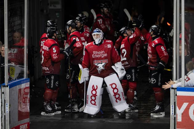 PENNY DEL; Kölner Haie - Grizzly Wolfsburg; Köln, 18.12.2025 Janne Juvonen (Kölner Haie, Torwart, 30); Robin van Calster (Kölner Haie, Sturm, 5); Maxi Kammerer (Kölner Haie, Sturm, 9); Parker Tuomie (Kölner Haie, Sturm, 62); PENNY DEL; Kölner Haie - Grizzly Wolfsburg am 18.12.2025 in der Lanxess Arena in Köln (Deutschland). Copyright: xBEAUTIFULxSPORTS AndreasxDickx