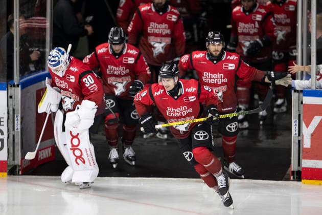 PENNY DEL; Kölner Haie - Grizzly Wolfsburg; Köln, 18.12.2025 Janne Juvonen (Kölner Haie, Torwart, 30); Maxi Kammerer (Kölner Haie, Sturm, 9); Maximilian Glötzl (Kölner Haie, Verteidigung, 22); PENNY DEL; Kölner Haie - Grizzly Wolfsburg am 18.12.2025 in der Lanxess Arena in Köln (Deutschland). Copyright: xBEAUTIFULxSPORTS AndreasxDickx