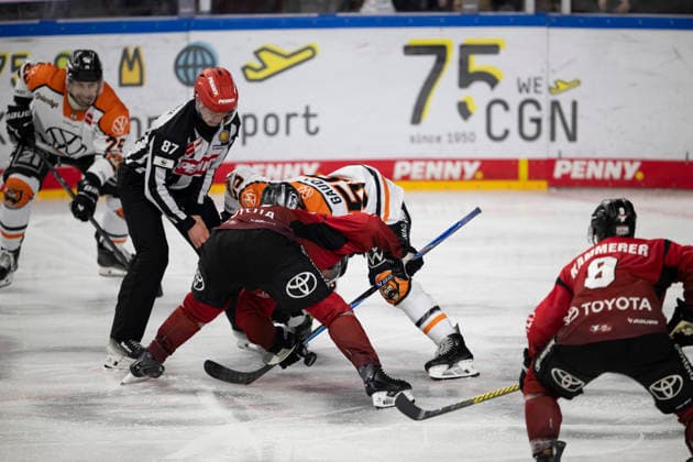 PENNY DEL; Kölner Haie - Grizzly Wolfsburg; Köln, 18.12.2025 Vincent Brüggemann (Linesmen, 87); Juhani Tyrväinen (Kölner Haie, Sturm, 21); PENNY DEL; Kölner Haie - Grizzly Wolfsburg am 18.12.2025 in der Lanxess Arena in Köln (Deutschland). Copyright: xBEAUTIFULxSPORTS AndreasxDickx