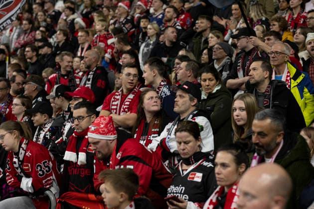 PENNY DEL; Kölner Haie - Grizzly Wolfsburg; Köln, 18.12.2025 Südkurve; PENNY DEL; Kölner Haie - Grizzly Wolfsburg am 18.12.2025 in der Lanxess Arena in Köln (Deutschland). Copyright: xBEAUTIFULxSPORTS AndreasxDickx