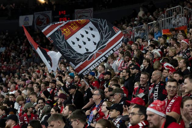 PENNY DEL; Kölner Haie - Grizzly Wolfsburg; Köln, 18.12.2025 Südkurve; PENNY DEL; Kölner Haie - Grizzly Wolfsburg am 18.12.2025 in der Lanxess Arena in Köln (Deutschland). Copyright: xBEAUTIFULxSPORTS AndreasxDickx