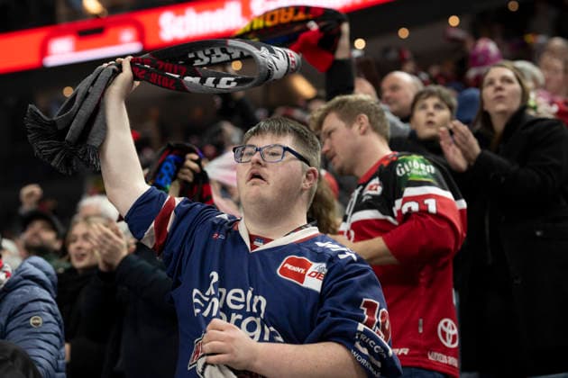 PENNY DEL; Kölner Haie - Grizzly Wolfsburg; Köln, 18.12.2025 Luca; PENNY DEL; Kölner Haie - Grizzly Wolfsburg am 18.12.2025 in der Lanxess Arena in Köln (Deutschland). Copyright: xBEAUTIFULxSPORTS AndreasxDickx