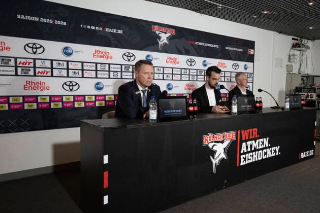 PENNY DEL; Kölner Haie - Grizzly Wolfsburg; Köln, 18.12.2025 Mike Stewart (Grizzly Wolfsburg, Head Coach); Jason Schade; Kari Jalonen (Kölner Haie, Head Coach); PENNY DEL; Kölner Haie - Grizzly Wolfsburg am 18.12.2025 in der Lanxess Arena in Köln (Deutschland). Copyright: xBEAUTIFULxSPORTS AndreasxDickx