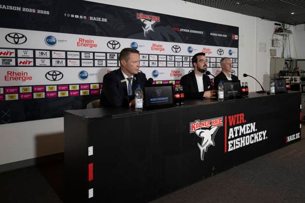 PENNY DEL; Kölner Haie - Grizzly Wolfsburg; Köln, 18.12.2025 Mike Stewart (Grizzly Wolfsburg, Head Coach); Jason Schade; Kari Jalonen (Kölner Haie, Head Coach); PENNY DEL; Kölner Haie - Grizzly Wolfsburg am 18.12.2025 in der Lanxess Arena in Köln (Deutschland). Copyright: xBEAUTIFULxSPORTS AndreasxDickx