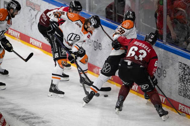 PENNY DEL; Kölner Haie - Grizzly Wolfsburg; Köln, 18.12.2025 Timo Ruckdäschel (Grizzly Wolfsburg, Sturm, 91); Jimmy Martinovic (Grizzly Wolfsburg, Verteidigung, 28); Patrick Russell (Kölner Haie, Sturm, 63); PENNY DEL; Kölner Haie - Grizzly Wolfsburg am 18.12.2025 in der Lanxess Arena in Köln (Deutschland). Copyright: xBEAUTIFULxSPORTS AndreasxDickx