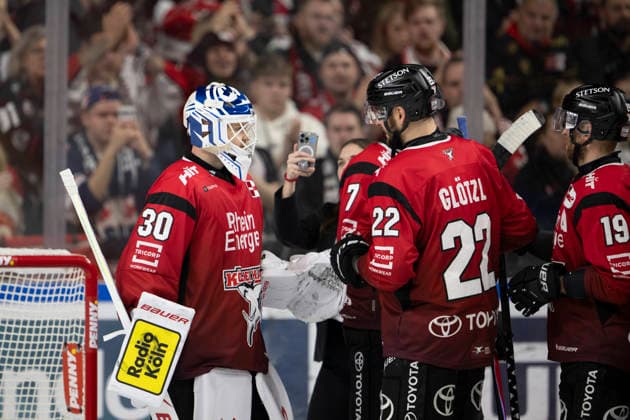 PENNY DEL; Kölner Haie - Grizzly Wolfsburg; Köln, 18.12.2025 Janne Juvonen (Kölner Haie, Torwart, 30); Oliwer Kaski (Kölner Haie, Verteidigung, 7); Maximilian Glötzl (Kölner Haie, Verteidigung, 22); PENNY DEL; Kölner Haie - Grizzly Wolfsburg am 18.12.2025 in der Lanxess Arena in Köln (Deutschland). Copyright: xBEAUTIFULxSPORTS AndreasxDickx