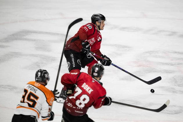 PENNY DEL; Kölner Haie - Grizzly Wolfsburg; Köln, 18.12.2025 Fabio Pfohl (Grizzly Wolfsburg, Verteidigung, 95); Dominik Bokk (Kölner Haie, Sturm, 78); Tanner Kero (Kölner Haie, Sturm, 10); PENNY DEL; Kölner Haie - Grizzly Wolfsburg am 18.12.2025 in der Lanxess Arena in Köln (Deutschland). Copyright: xBEAUTIFULxSPORTS AndreasxDickx