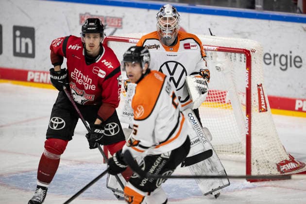 PENNY DEL; Kölner Haie - Grizzly Wolfsburg; Köln, 18.12.2025 Louis- Marc Aubry (Kölner Haie, Sturm, 15); Dustin Strahlmeier (Grizzly Wolfsburg, Torwart, 1); Björn Krupp (Grizzly Wolfsburg, Verteidigung, 5); PENNY DEL; Kölner Haie - Grizzly Wolfsburg am 18.12.2025 in der Lanxess Arena in Köln (Deutschland). Copyright: xBEAUTIFULxSPORTS AndreasxDickx