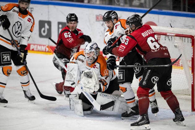 PENNY DEL; Kölner Haie - Grizzly Wolfsburg; Köln, 18.12.2025 Parker Tuomie (Kölner Haie, Sturm, 62); Dustin Strahlmeier (Grizzly Wolfsburg, Torwart, 1); +Jimmy Martinovic (Grizzly Wolfsburg, Verteidigung, 28); Patrick Russell (Kölner Haie, Sturm, 63); PENNY DEL; Kölner Haie - Grizzly Wolfsburg am 18.12.2025 in der Lanxess Arena in Köln (Deutschland). Copyright: xBEAUTIFULxSPORTS AndreasxDickx
