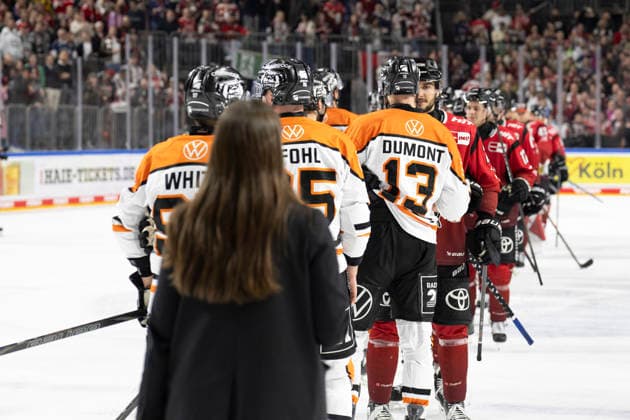 PENNY DEL; Kölner Haie - Grizzly Wolfsburg; Köln, 18.12.2025 Maximilian Glötzl (Kölner Haie, Verteidigung, 22); Lucas Dumont (Grizzly Wolfsburg, Sturm, 13); PENNY DEL; Kölner Haie - Grizzly Wolfsburg am 18.12.2025 in der Lanxess Arena in Köln (Deutschland). Copyright: xBEAUTIFULxSPORTS AndreasxDickx