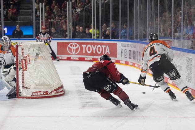 PENNY DEL; Kölner Haie - Grizzly Wolfsburg; Köln, 18.12.2025 Dustin Strahlmeier (Grizzly Wolfsburg, Torwart, 1); Juhani Tyrväinen (Kölner Haie, Sturm, 21); Keaton Thompson (Grizzly Wolfsburg, Verteidigung, 4); PENNY DEL; Kölner Haie - Grizzly Wolfsburg am 18.12.2025 in der Lanxess Arena in Köln (Deutschland). Copyright: xBEAUTIFULxSPORTS AndreasxDickx