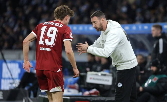 Trainer Mitch Kniat redet mit Maximilian Großer Aktion Oberkörper Fußball Fussball DFL 2.Bundesliga Herren 17. Spieltag Saison 2025 2026 19.12.2025 Hertha BSC Berlin vs. DSC Arminia Bielefeld DFL regulations prohibit any use of photographs as image sequences and or quasi-video