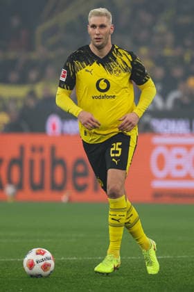 1. Bundesliga - Borussia Dortmund - Borussia Mönchengladbach am 19.12.2025 im Signal Iduna Park in Dortmund Niklas Süle Suele (Dortmund 25) am Ball