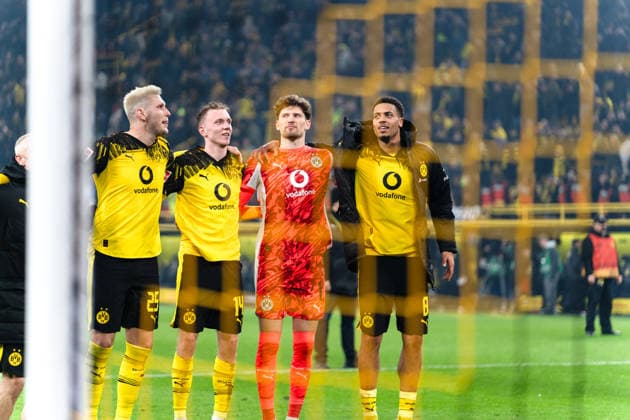 Deutschland: 1. Bundesliga 2025 26, 15. Spieltag - Borussia Dortmund vs. Borussia M gladbach - 19.12.2025 - Signal Iduna Park (Dortmund, Nordrhein-Westfalen) Niklas Süle (Borussia Dortmund, 25) Maximilian Beier (Borussia Dortmund, 14) Gregor Kobel (Borussia Dortmund, 1) Felix Nmecha (Borussia Dortmund, 8) Copyright: xCelinaxLeiersx