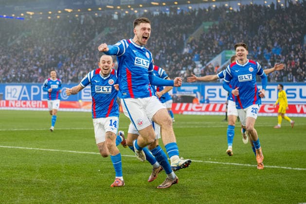 Rostock, Deutschland 20. Dezember 2025: 3. Liga - 2025 2026 - FC Hansa Rostock vs. 1. FC Saarbrücken Im Bild: vorne Jonas Dirkner (Hansa Rostock) jubelt nach seinem Tor zum 1:0 DFB regulations prohibit any use of photographs as image sequences and or quasi-video. Copyright: xFotostandx xVoelkerx